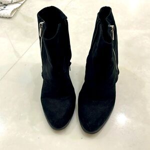 Qupid Women's Suede Zip Up Ankle Heeled Boots 6.5